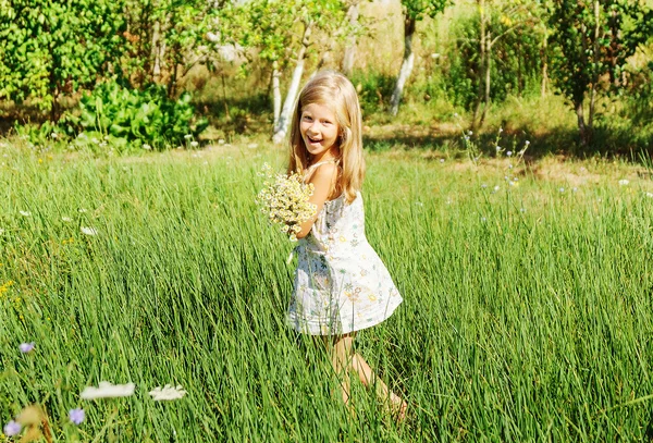 小女孩在草地上运行 — 图库照片