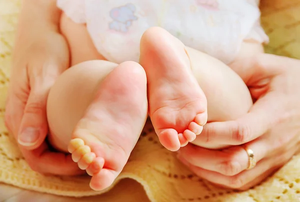 Baby feet in mother hands. — Stock Photo, Image