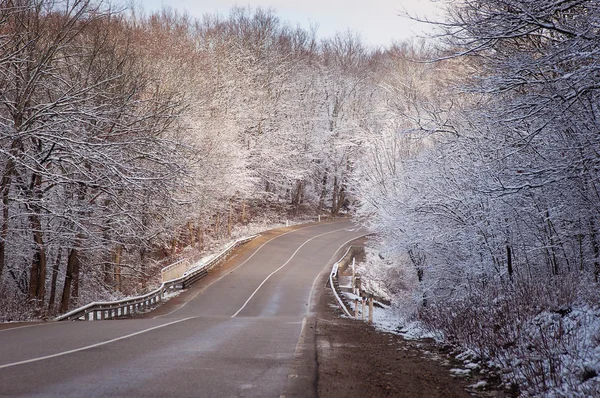 Paysage hivernal avec la route — Photo