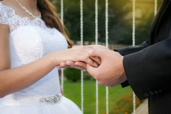 Γαμπρός βάζει το γαμήλιο δαχτυλίδι στο δάχτυλό της νύφης — Φωτογραφία Αρχείου