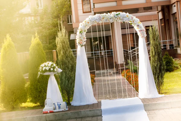 White wedding arch is prepared for wedding ceremony — Stock Photo, Image