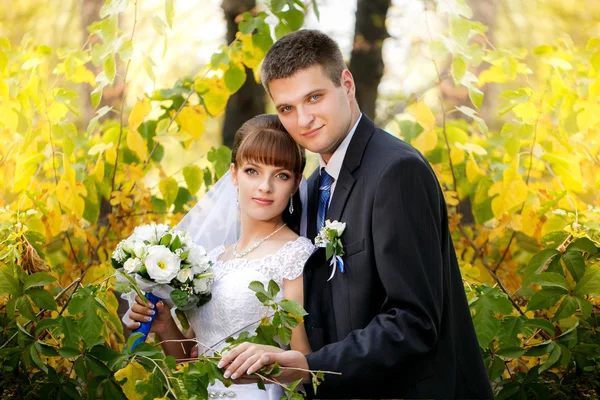 Glückliche Braut und Bräutigam zur Hochzeit — Stockfoto