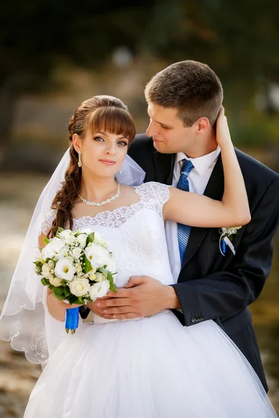 Glad brud och brudgum på deras bröllop — Stockfoto