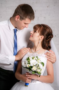 Gelin ve damat beyaz tuğla portresi duvar arka plan