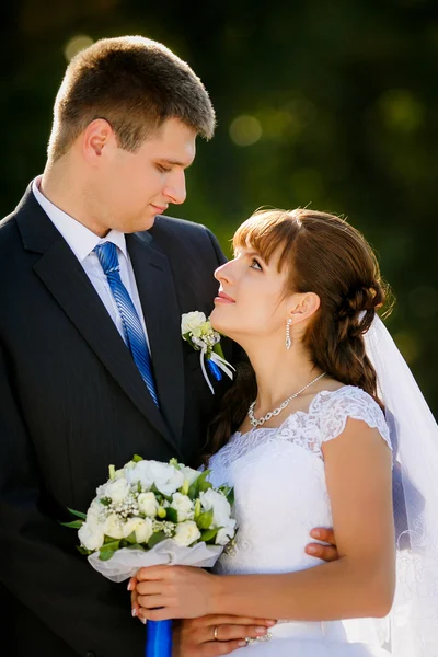 Glad brud och brudgum på deras bröllop — Stockfoto