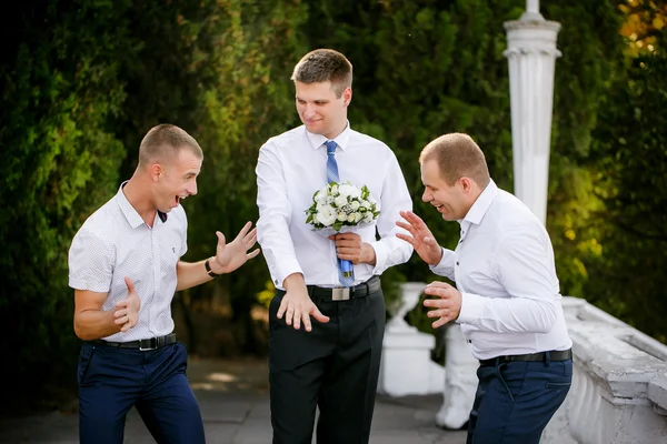 Brudgummen visar en vigselring till vänner — Stockfoto