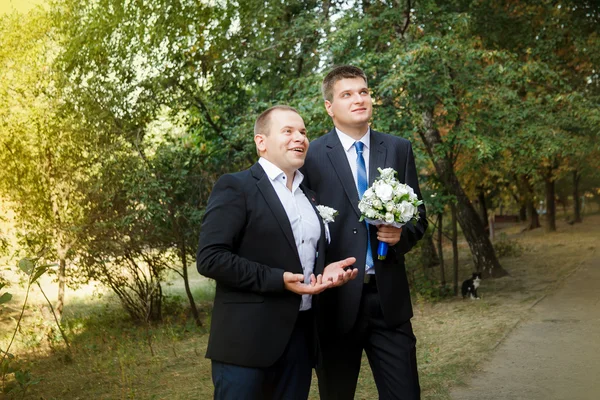 Brudgummen och BRUDGUMS kom till bruden — Stockfoto