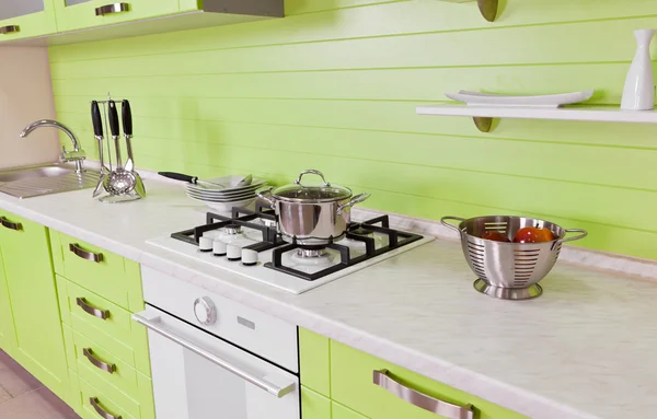 Luxuosa nova cozinha verde com aparelhos modernos — Fotografia de Stock