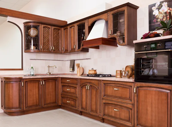 Lussuosa nuova cucina marrone con elettrodomestici moderni — Foto Stock