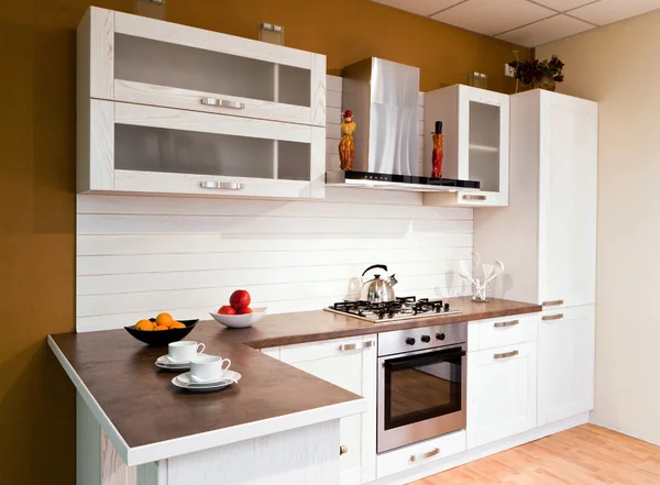 Luxuriöse neue weiße Küche mit modernen Geräten Stockbild