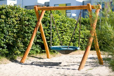 Parkta çocuk salıncağı.