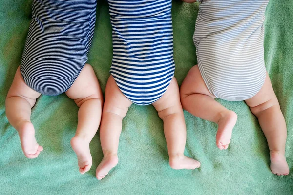 Rapazes Trigêmeos Recém Nascidos Estão Estômago Cobertor — Fotografia de Stock