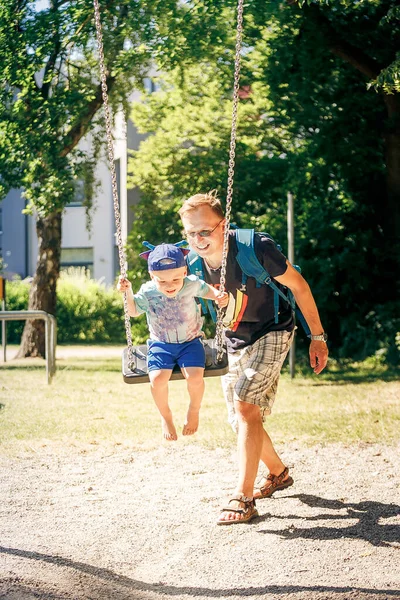 Padre Empujando Hijo Swing Parque — Foto de Stock