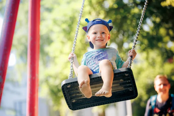 Padre Empujando Hijo Swing Parque — Foto de Stock