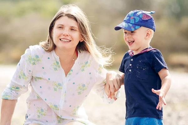 Feliz Madre Hijo Tienen Una Redada Playa — Foto de Stock