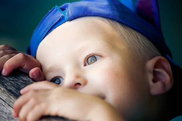 Niño Pequeño Con Gorra Béisbol Favorita Sombrero Triste Harto Parque — Foto de Stock