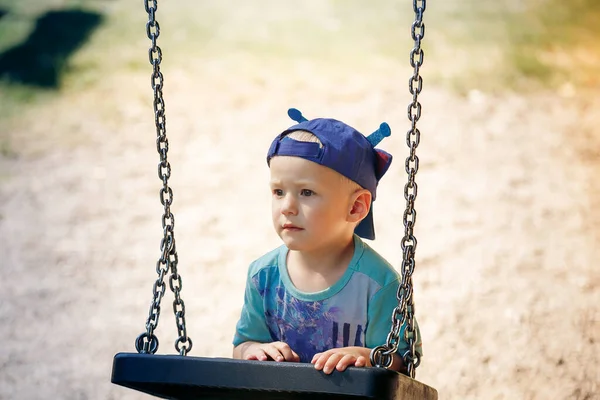 Retrato Menino Brincando Com Balanço Parque — Fotografia de Stock