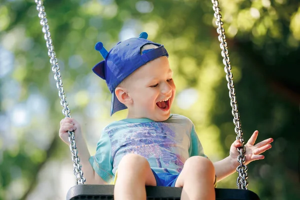 Niño Divirtiéndose Columpio Cadena Patio Recreo — Foto de Stock