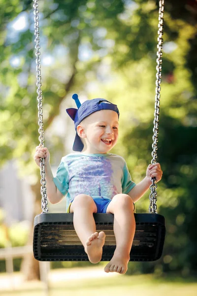 Menino Divertindo Balanço Corrente Playground — Fotografia de Stock