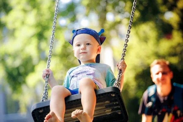 Niño Divirtiéndose Columpio Cadena Patio Recreo — Foto de Stock