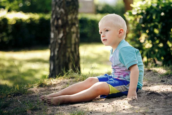 Barefoot Boy Sits Sand — Stock Photo, Image