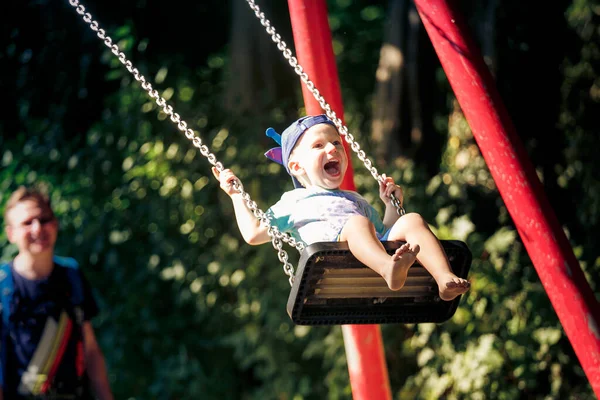 Padre Empujando Hijo Swing Parque — Foto de Stock