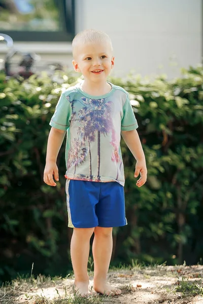 Barefoot Jongen Staat Het Zand — Stockfoto