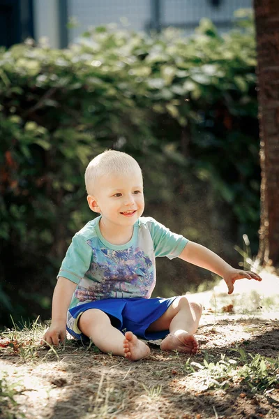 Barefoot Boy Sits Sand — Stock Photo, Image