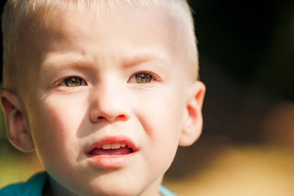 Retrato Del Niño Rubio Sonriente — Foto de Stock