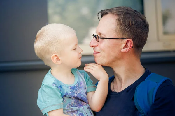 Padre Sostiene Pequeño Hijo Sus Brazos Aire Libre — Foto de Stock