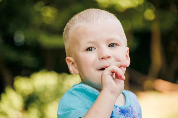 笑顔の小さなブロンドの男の子の肖像 — ストック写真