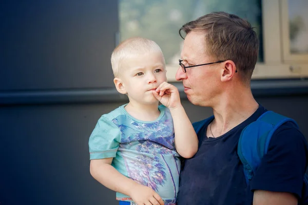 Padre Sostiene Pequeño Hijo Sus Brazos Aire Libre — Foto de Stock