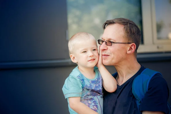 Padre Sostiene Pequeño Hijo Sus Brazos Aire Libre — Foto de Stock