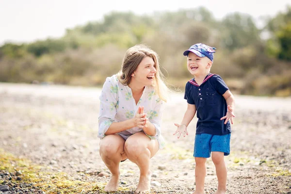 幸せの母と息子がビーチで荒れ狂う — ストック写真