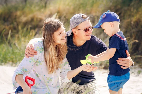 Familia Pasando Fin Semana Playa — Foto de Stock