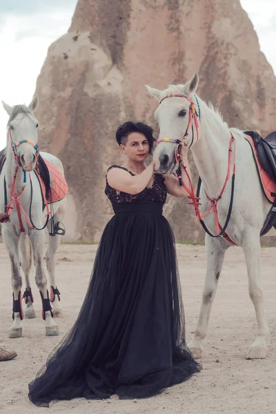 Giovane Donna Abito Nero Con Suo Cavallo Bianco All Aperto — Foto Stock