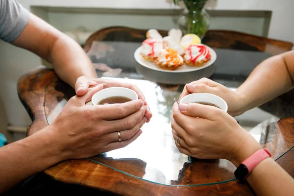 Fondo Romántico Dos Tazas Café Manos Pareja Enamorada Cita Cena — Foto de Stock