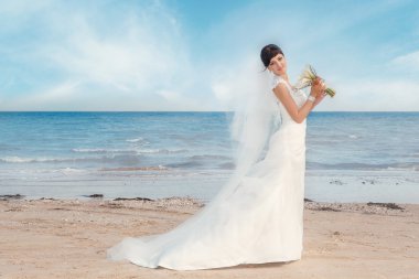 Deniz kenarında duran güzel gelin