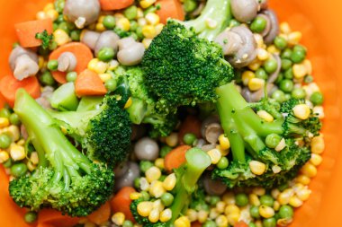 Tabakta karışık sebzeler