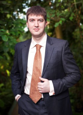 İyi giyimli genç adam