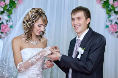 damat gelini parmağında yüzük koyarak