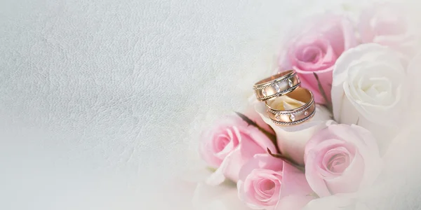 Mooie bruids boeket van verschillende bloemen — Stockfoto