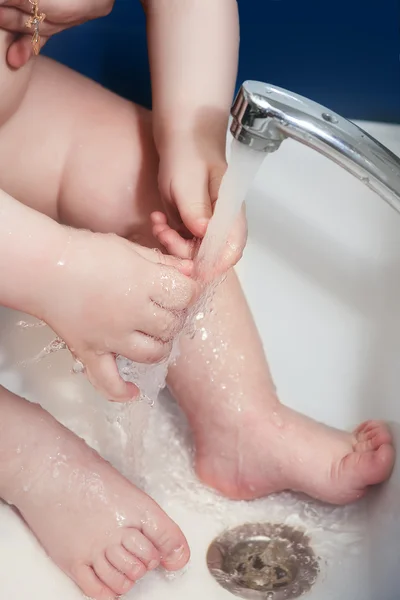 孩子洗的手和脚 — 图库照片