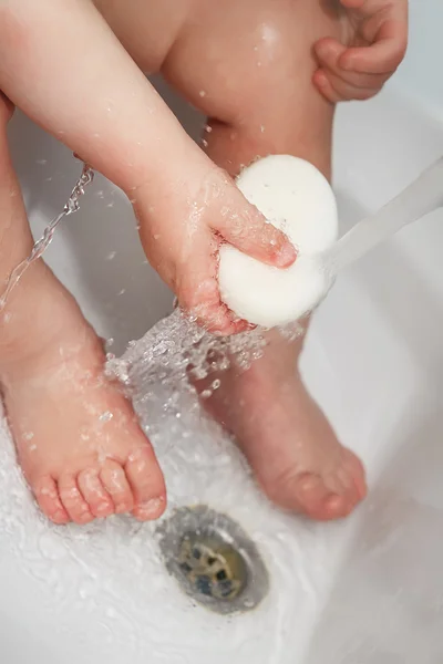 Child washes hands and feet — Stock Photo, Image
