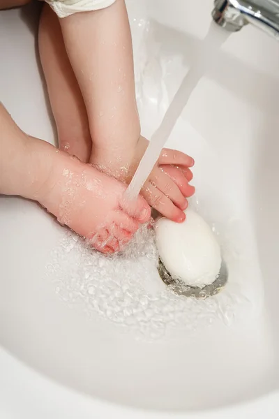 Child washes hands and feet — Stock Photo, Image