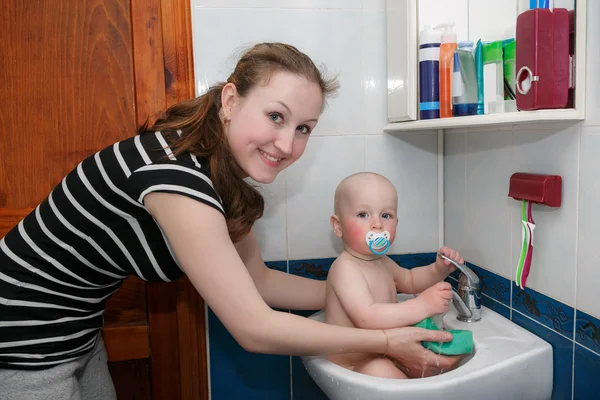 Süßes Kind badet — Stockfoto