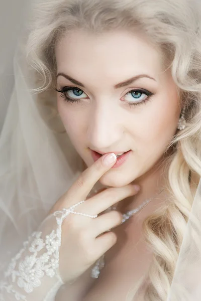 Portrait de la mariée en gros plan avec un doigt sur les lèvres — Photo