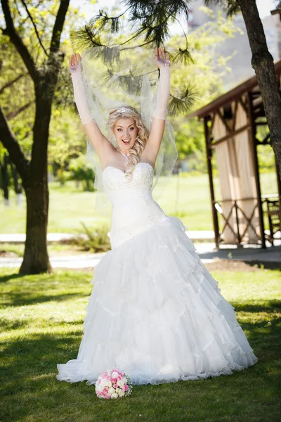 Beautiful bride on a green grass — Stock Photo, Image