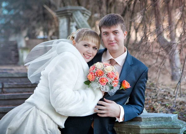 Bruid en bruidegom in de herfst dag — Stockfoto