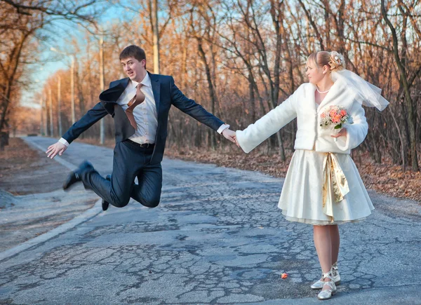 Groom and bride in the autumn  day — Stock Photo, Image